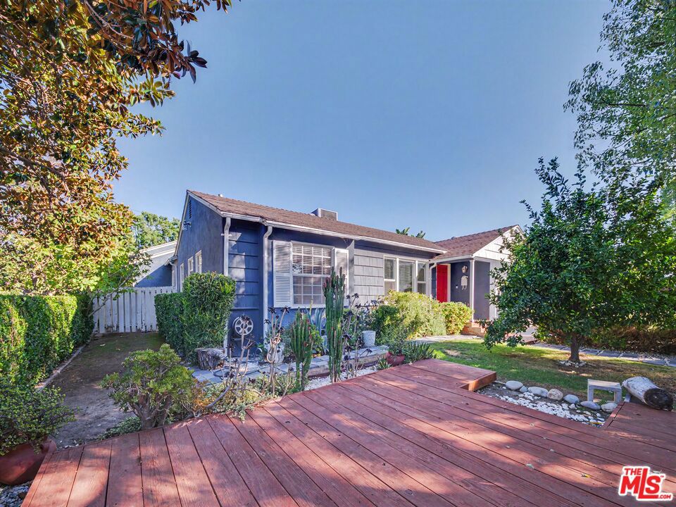 6218 Balcom Avenue