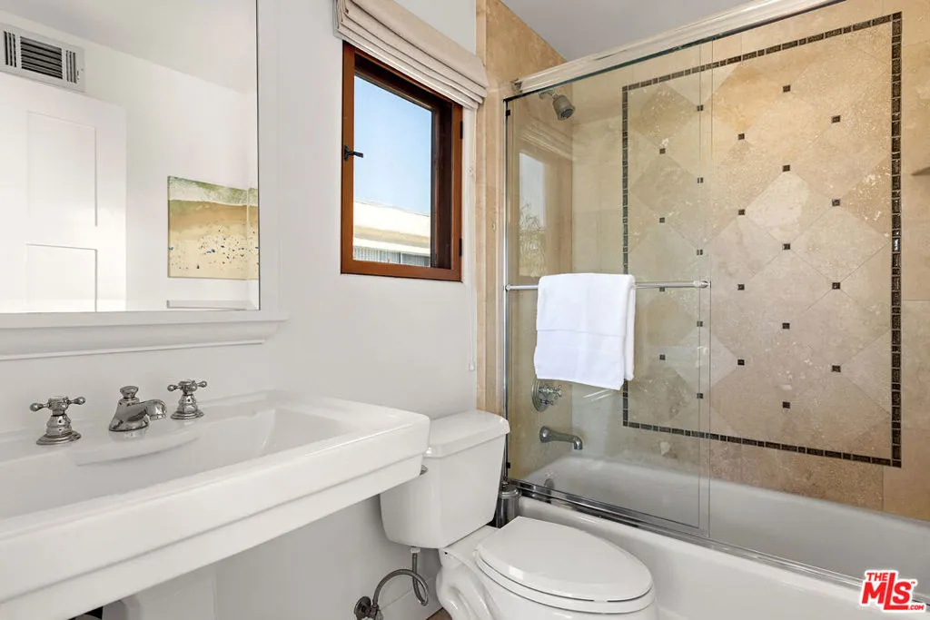 Santa Monica, California 90403, United States, 2 Bedrooms Bedrooms, ,3 BathroomsBathrooms,Residential,Active,157129