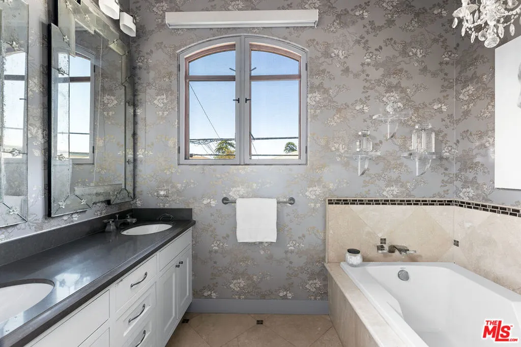 Santa Monica, California 90403, United States, 2 Bedrooms Bedrooms, ,3 BathroomsBathrooms,Residential,Active,157129