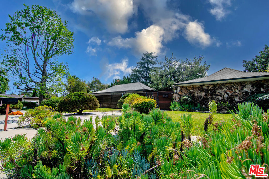 17600 Lemarsh Street