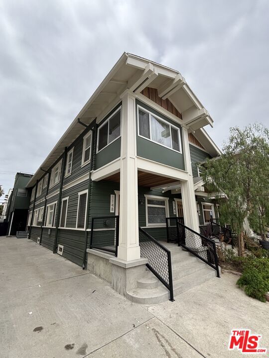 1142 E 1st Street