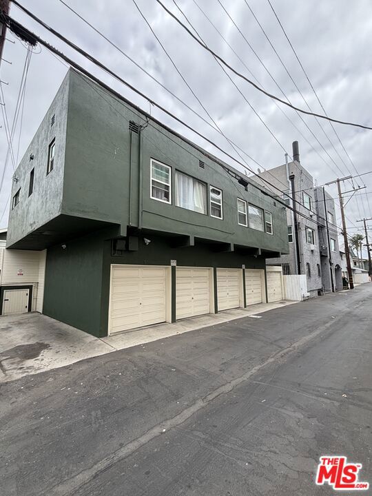 1142 E 1st Street