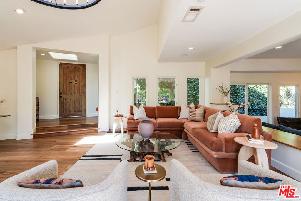 2216 E Live Oak Drive