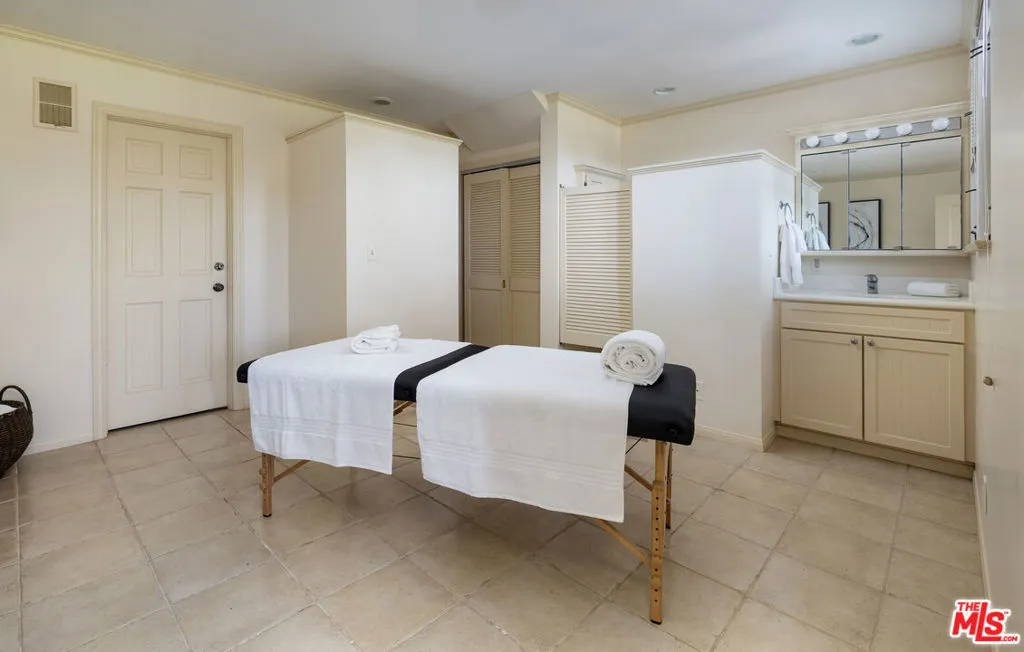 Santa Barbara, California 93108, United States, 4 Bedrooms Bedrooms, ,6 BathroomsBathrooms,Residential,Active,98285