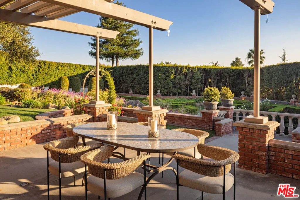 Santa Barbara, California 93108, United States, 4 Bedrooms Bedrooms, ,6 BathroomsBathrooms,Residential,Active,98285