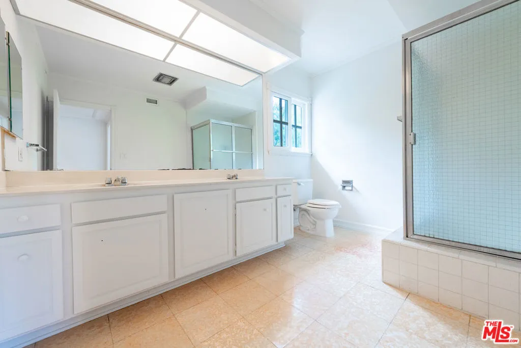 Encino, California 91316, United States, 4 Bedrooms Bedrooms, ,4 BathroomsBathrooms,Residential,Active,216622