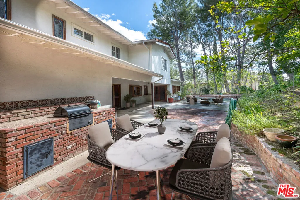 Encino, California 91316, United States, 4 Bedrooms Bedrooms, ,4 BathroomsBathrooms,Residential,Active,216622