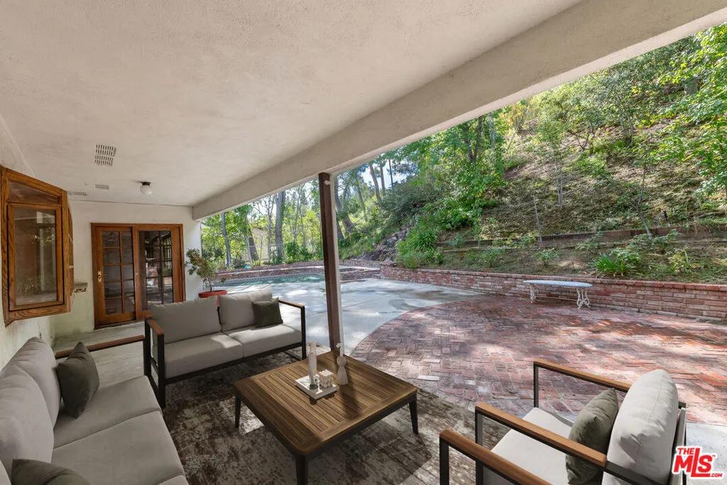 Encino, California 91316, United States, 4 Bedrooms Bedrooms, ,4 BathroomsBathrooms,Residential,Active,216622