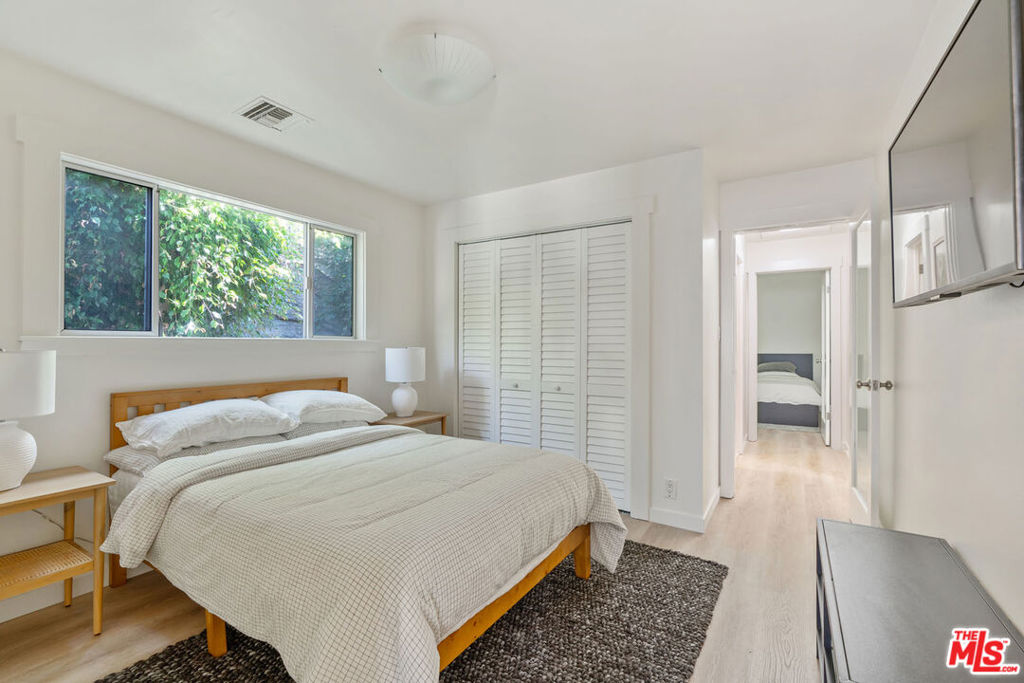 32 N Venice Boulevard