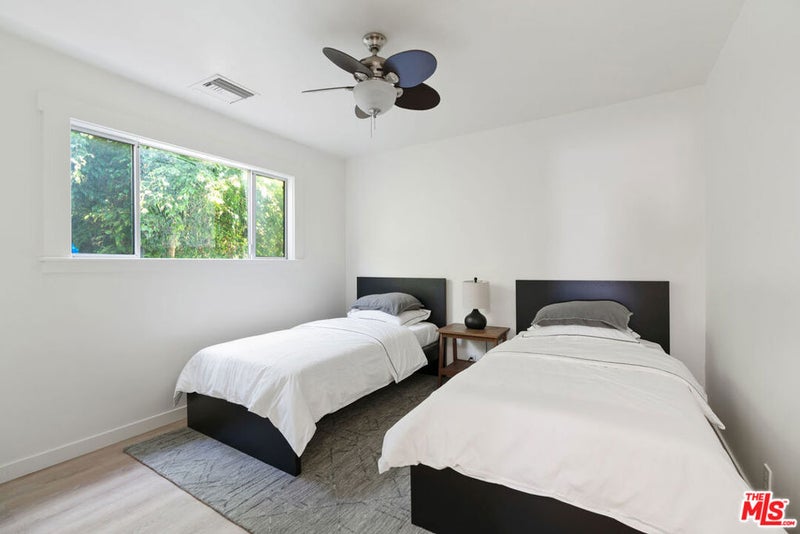 32 N Venice Boulevard