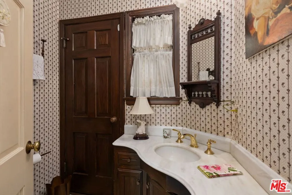 Los Angeles, California 90049, United States, 5 Bedrooms Bedrooms, ,4 BathroomsBathrooms,Residential,Active,250206