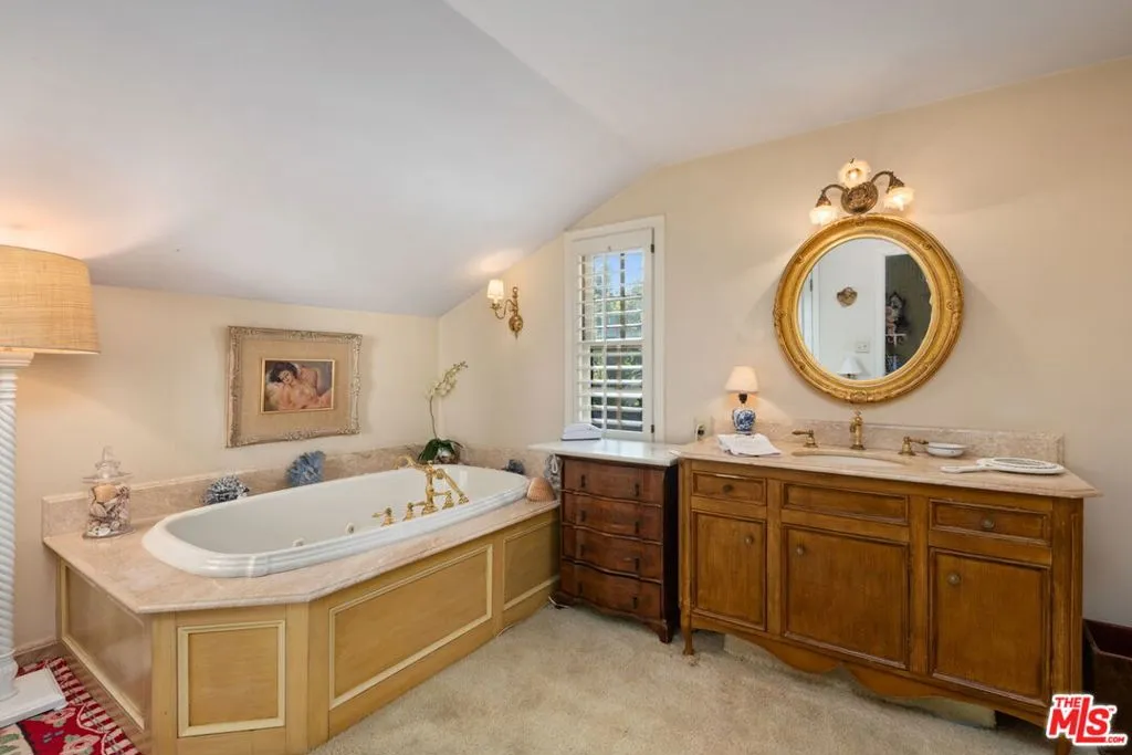 Los Angeles, California 90049, United States, 5 Bedrooms Bedrooms, ,4 BathroomsBathrooms,Residential,Active,250206