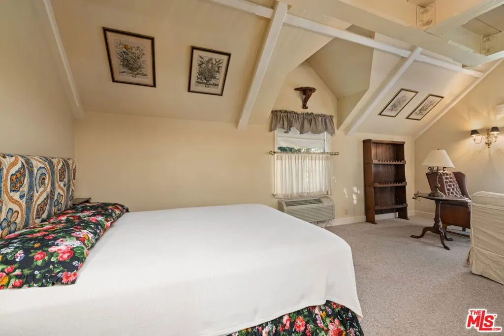 Los Angeles, California 90049, United States, 5 Bedrooms Bedrooms, ,4 BathroomsBathrooms,Residential,Active,250206