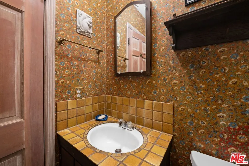 Los Angeles, California 90049, United States, 5 Bedrooms Bedrooms, ,4 BathroomsBathrooms,Residential,Active,250206