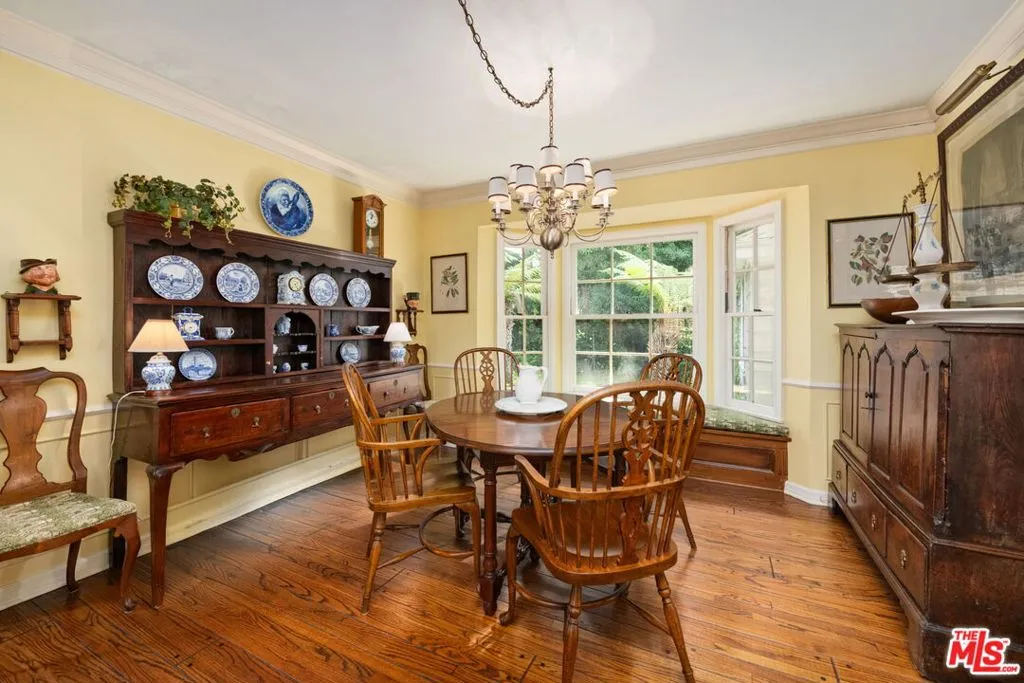 Los Angeles, California 90049, United States, 5 Bedrooms Bedrooms, ,4 BathroomsBathrooms,Residential,Active,250206