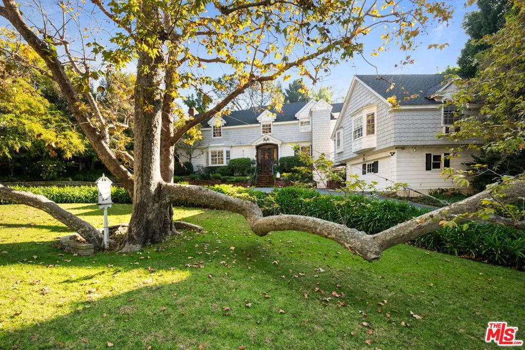 Los Angeles, California 90049, United States, 5 Bedrooms Bedrooms, ,4 BathroomsBathrooms,Residential,Active,250206