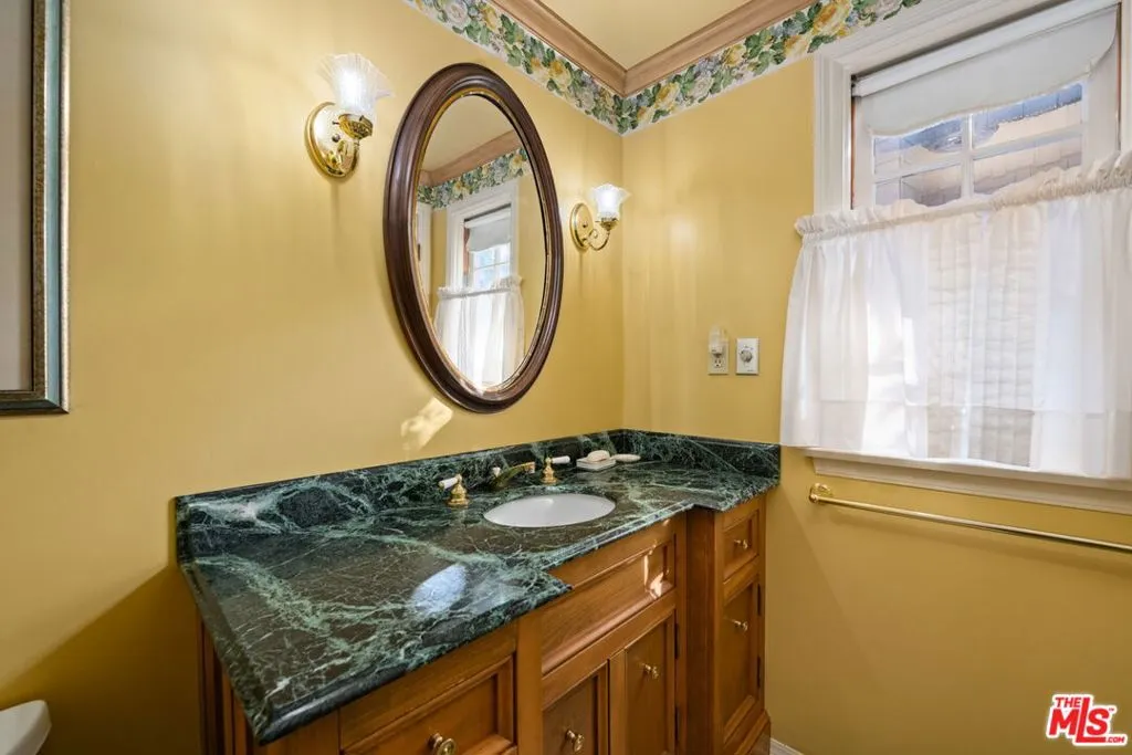 Los Angeles, California 90049, United States, 5 Bedrooms Bedrooms, ,4 BathroomsBathrooms,Residential,Active,250206