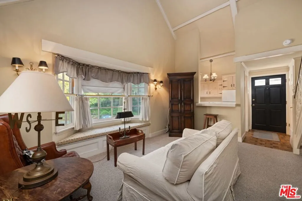 Los Angeles, California 90049, United States, 5 Bedrooms Bedrooms, ,4 BathroomsBathrooms,Residential,Active,250206