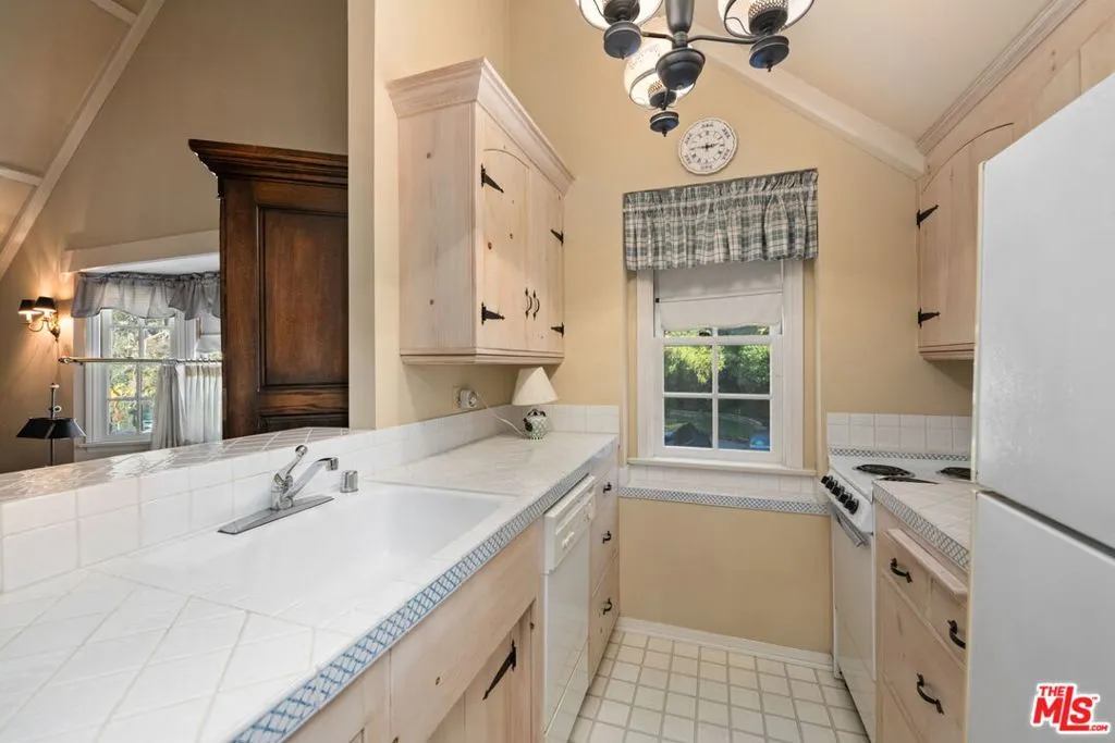 Los Angeles, California 90049, United States, 5 Bedrooms Bedrooms, ,4 BathroomsBathrooms,Residential,Active,250206