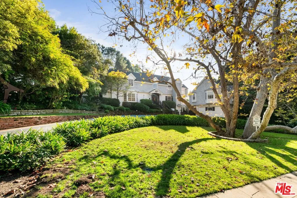 Los Angeles, California 90049, United States, 5 Bedrooms Bedrooms, ,4 BathroomsBathrooms,Residential,Active,250206