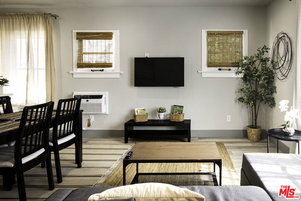 1561 1/2 S Harvard Boulevard