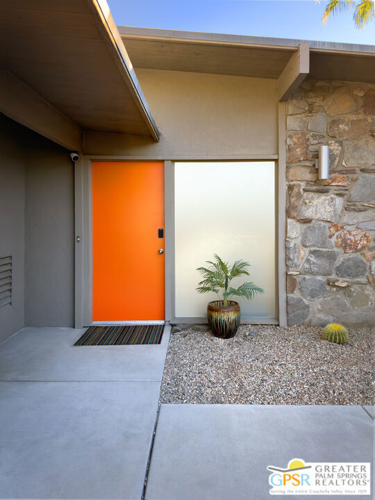 2835 E Plaimor Avenue