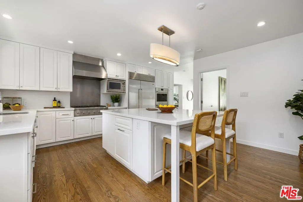 Los Angeles, California 90049, United States, 4 Bedrooms Bedrooms, ,3 BathroomsBathrooms,Residential,Active,213719