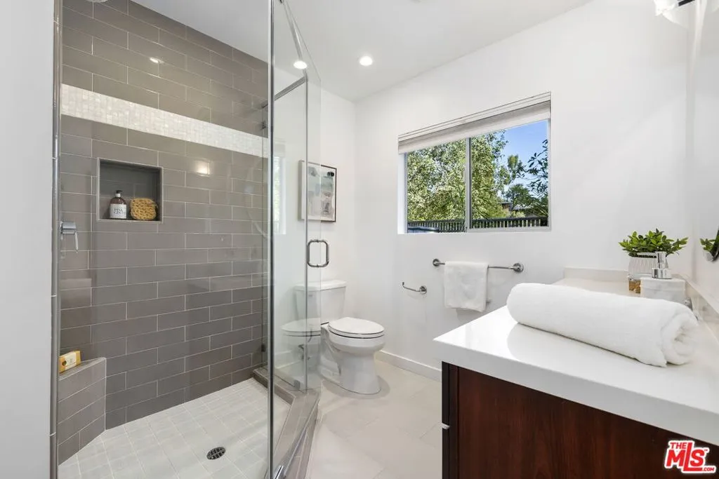 Los Angeles, California 90049, United States, 4 Bedrooms Bedrooms, ,3 BathroomsBathrooms,Residential,Active,213719