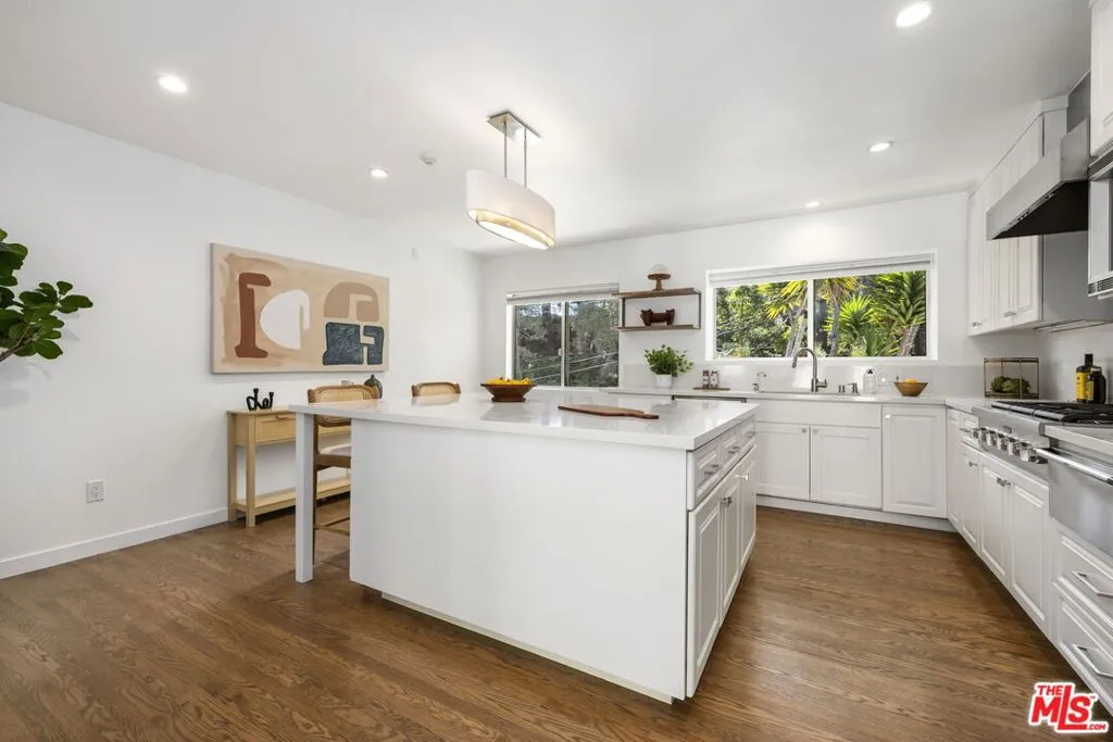 Los Angeles, California 90049, United States, 4 Bedrooms Bedrooms, ,3 BathroomsBathrooms,Residential,Active,213719