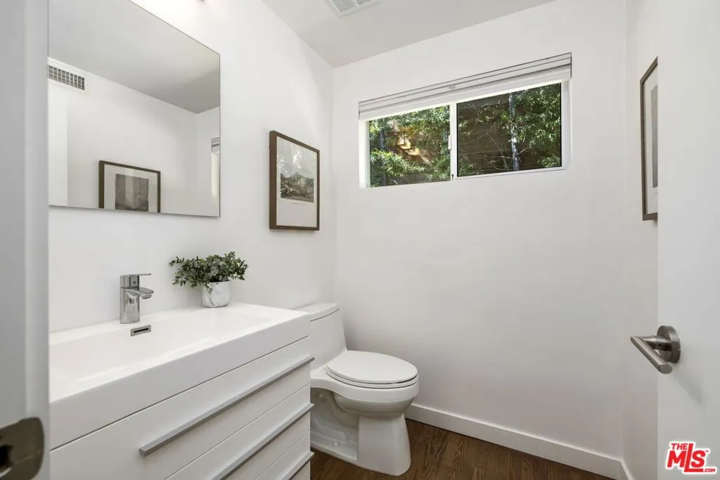 Los Angeles, California 90049, United States, 4 Bedrooms Bedrooms, ,3 BathroomsBathrooms,Residential,Active,213719