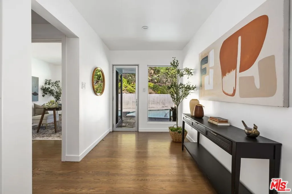 Los Angeles, California 90049, United States, 4 Bedrooms Bedrooms, ,3 BathroomsBathrooms,Residential,Active,213719