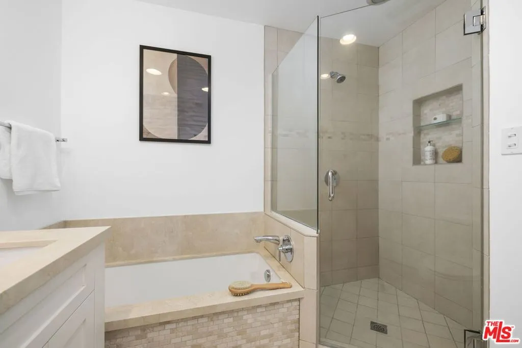 Los Angeles, California 90049, United States, 4 Bedrooms Bedrooms, ,3 BathroomsBathrooms,Residential,Active,213719