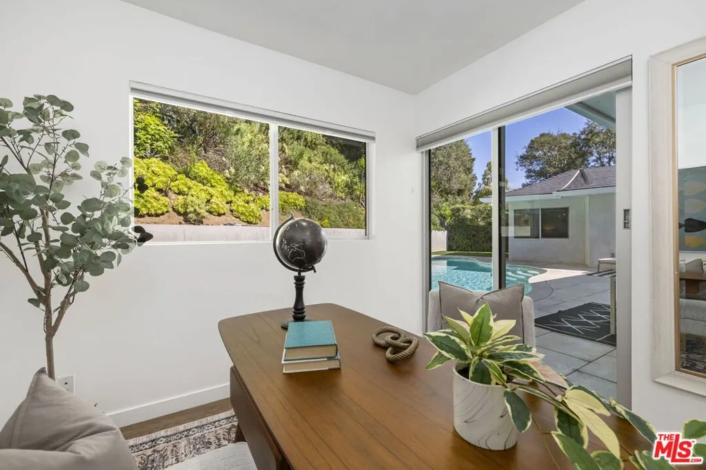 Los Angeles, California 90049, United States, 4 Bedrooms Bedrooms, ,3 BathroomsBathrooms,Residential,Active,213719