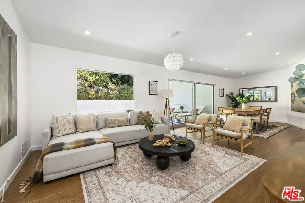 Los Angeles, California 90049, United States, 4 Bedrooms Bedrooms, ,3 BathroomsBathrooms,Residential,Active,213719