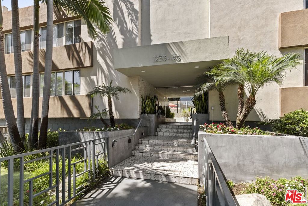 1233 N Laurel Avenue 109