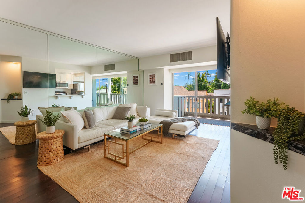 999 N Doheny Drive 211