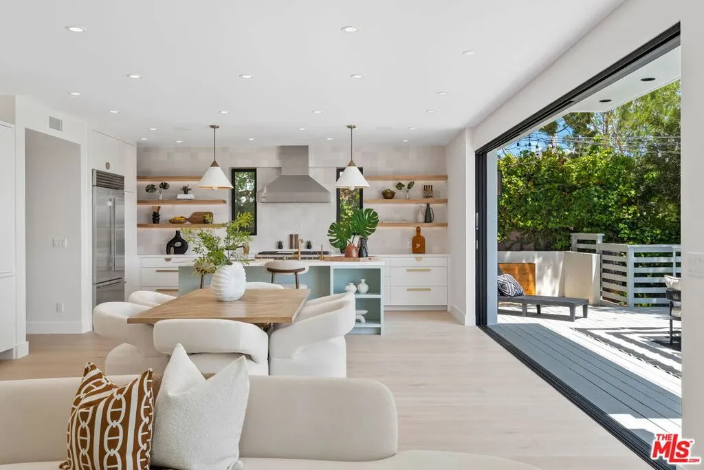 Los Angeles, California 90066, United States, 6 Bedrooms Bedrooms, ,5 BathroomsBathrooms,Residential,Active,154544