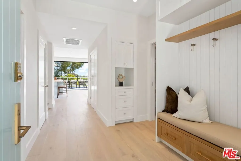 Los Angeles, California 90066, United States, 6 Bedrooms Bedrooms, ,5 BathroomsBathrooms,Residential,Active,154544