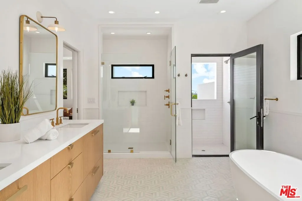 Los Angeles, California 90066, United States, 6 Bedrooms Bedrooms, ,5 BathroomsBathrooms,Residential,Active,154544