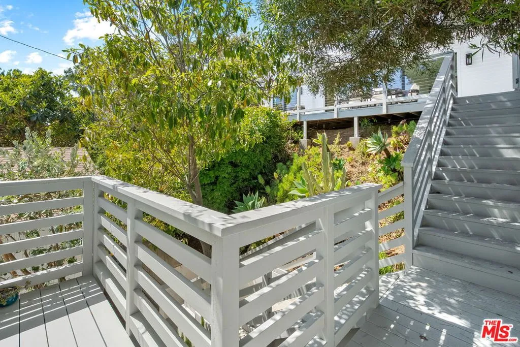 Los Angeles, California 90066, United States, 6 Bedrooms Bedrooms, ,5 BathroomsBathrooms,Residential,Active,154544