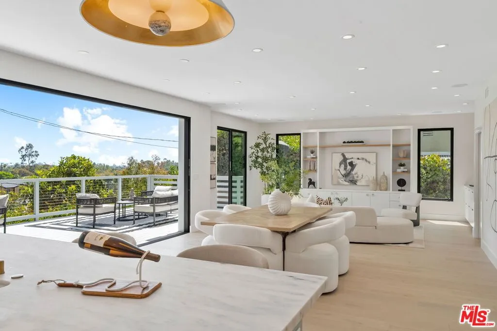 Los Angeles, California 90066, United States, 6 Bedrooms Bedrooms, ,5 BathroomsBathrooms,Residential,Active,154544