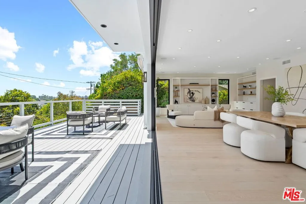 Los Angeles, California 90066, United States, 6 Bedrooms Bedrooms, ,5 BathroomsBathrooms,Residential,Active,154544