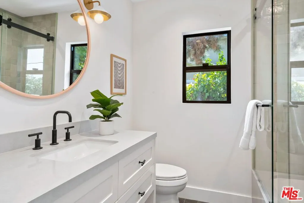 Los Angeles, California 90066, United States, 6 Bedrooms Bedrooms, ,5 BathroomsBathrooms,Residential,Active,154544