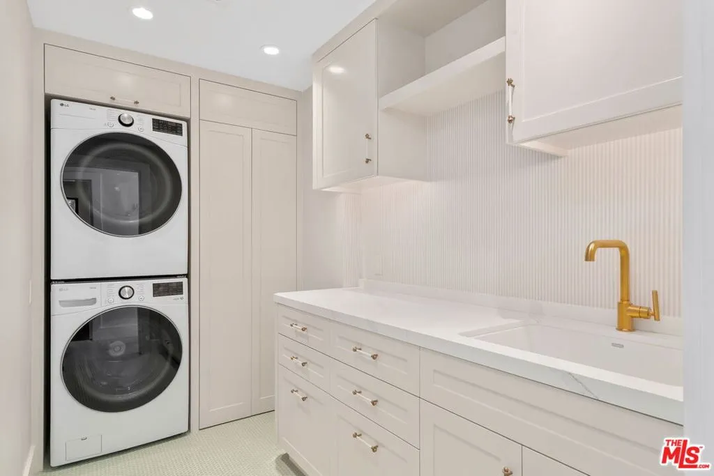 Los Angeles, California 90066, United States, 6 Bedrooms Bedrooms, ,5 BathroomsBathrooms,Residential,Active,154544