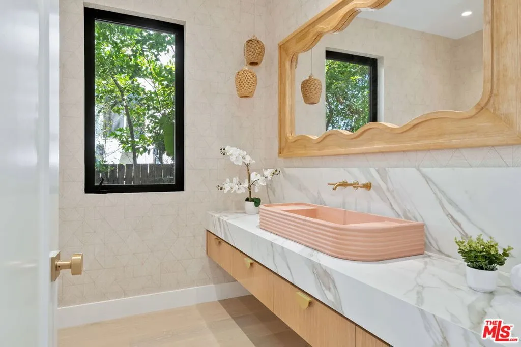 Los Angeles, California 90066, United States, 6 Bedrooms Bedrooms, ,5 BathroomsBathrooms,Residential,Active,154544