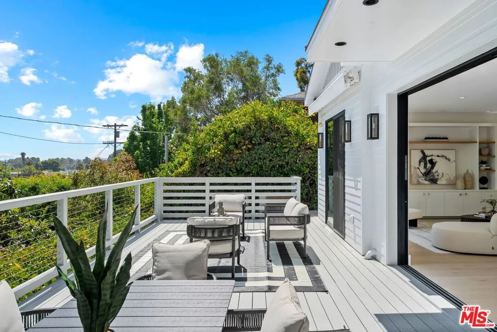 Los Angeles, California 90066, United States, 6 Bedrooms Bedrooms, ,5 BathroomsBathrooms,Residential,Active,154544