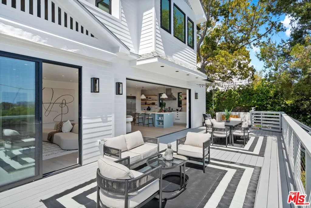 Los Angeles, California 90066, United States, 6 Bedrooms Bedrooms, ,5 BathroomsBathrooms,Residential,Active,154544