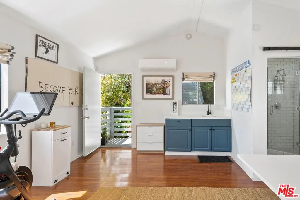 Los Angeles, California 90066, United States, 6 Bedrooms Bedrooms, ,5 BathroomsBathrooms,Residential,Active,154544