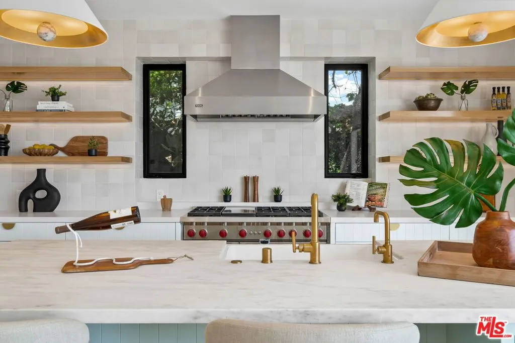 Los Angeles, California 90066, United States, 6 Bedrooms Bedrooms, ,5 BathroomsBathrooms,Residential,Active,154544