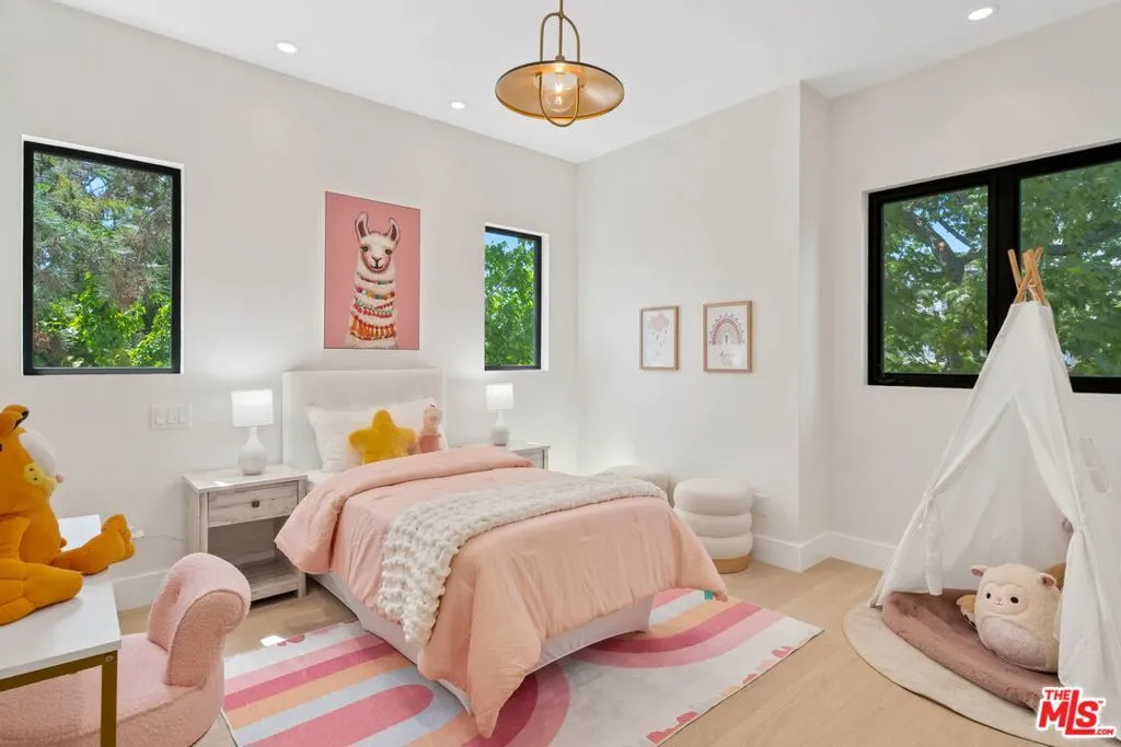 Los Angeles, California 90066, United States, 6 Bedrooms Bedrooms, ,5 BathroomsBathrooms,Residential,Active,154544